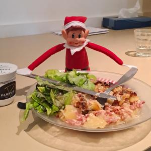 photo du lutin assis derrière une assiette
