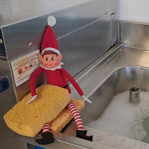 photo du lutin assis près de l\'évier