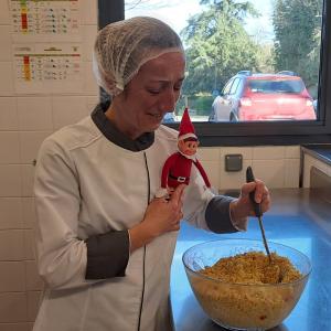 photo du lutin dans les bras de la cantinière