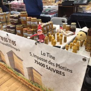 photo du lutin sur le banc de miel au marché