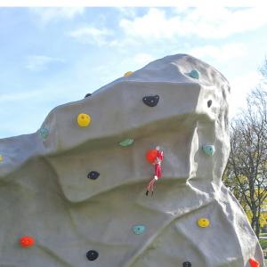 photo du lutin sur le jeu mur d\'escalade au plan d'eau