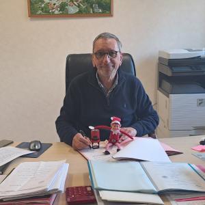 photo du lutin sur le bureau avec le maire
