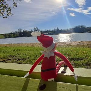 photo du lutin au plan d'eau