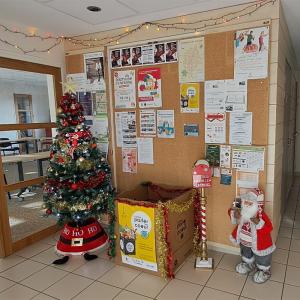 photo du lutin sur l\'arbre de Noël de la mairie