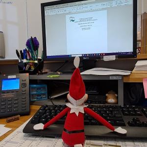 photo du lutin sur un bureau à la mairie